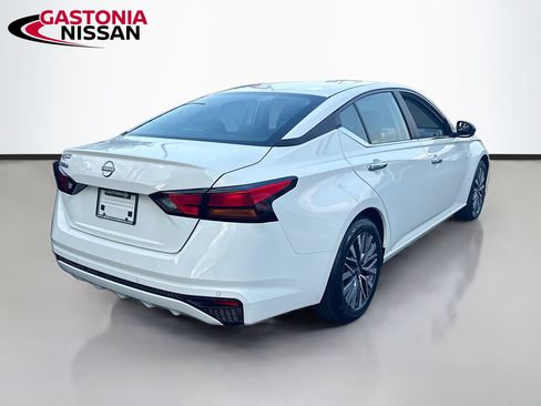 Used 2025 Nissan Altima 2.5 SV FWD image 9
