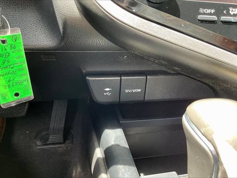 Used 2019 Toyota Camry SE FWD image 14