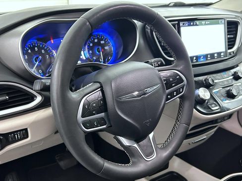 Certified 2023 Chrysler Pacifica Touring-L FWD image 11