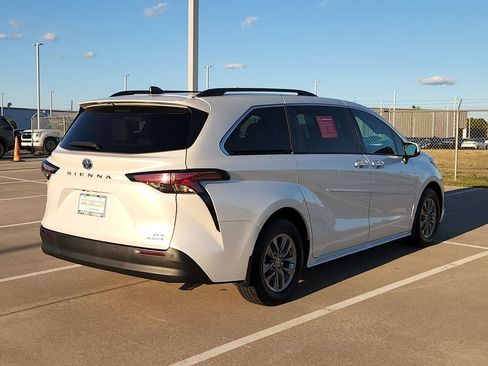 Used 2022 Toyota Sienna XLE image 11