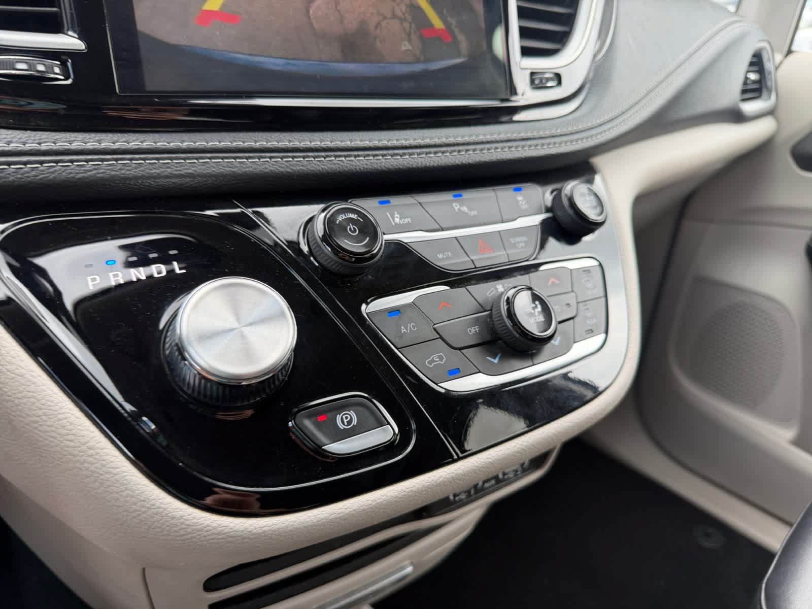Used 2024 Chrysler Pacifica Limited FWD image 28