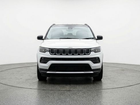 Used 2025 Jeep Compass Limited AWD/4WD image 2