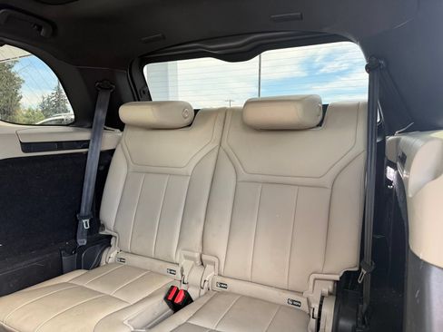 Used 2017 Land Rover Discovery SE AWD/4WD image 17