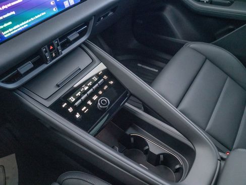 New 2026 Porsche Macan 4 Electric image 20