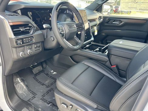 New 2026 GMC Yukon XL Denali w/ Denali Reserve Package RWD image 9