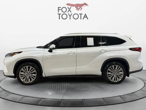 Used 2024 Toyota Highlander Platinum AWD/4WD image 3