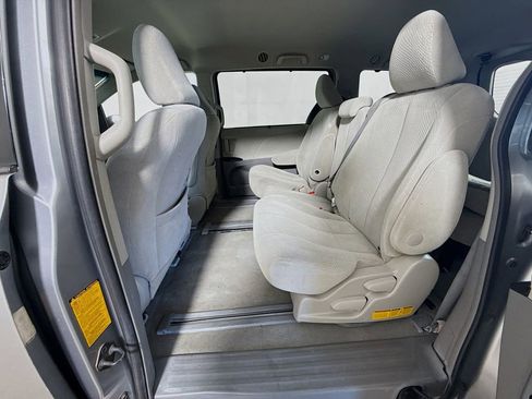 Used 2013 Toyota Sienna LE image 31