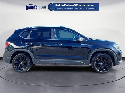 Used 2022 Volkswagen Taos SE w/ Panoramic Sunroof Package image 6