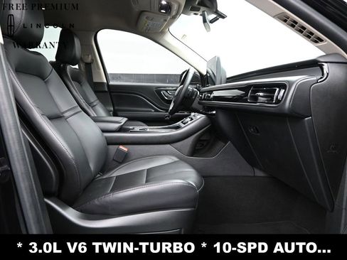 Used 2022 Lincoln Aviator Standard w/ Class IV Trailer Tow Package image 15