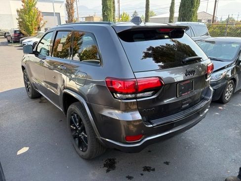 Used 2018 Jeep Grand Cherokee Altitude AWD/4WD image 3