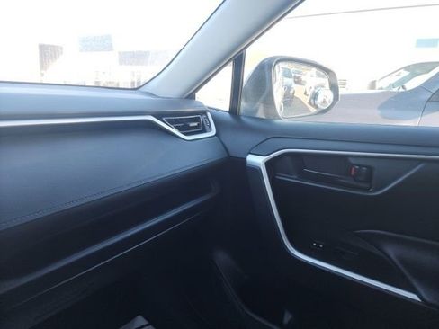 Used 2020 Toyota RAV4 LE image 21