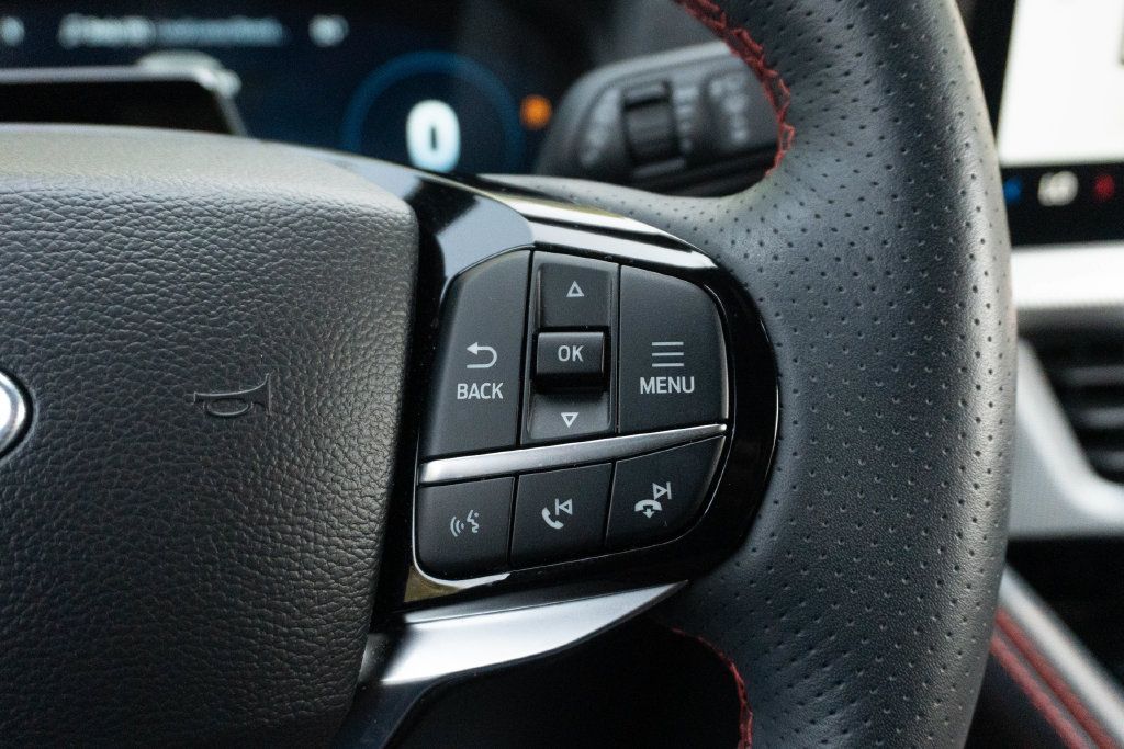 Used 2025 Ford Explorer ST-Line w/ Premium Package RWD image 27
