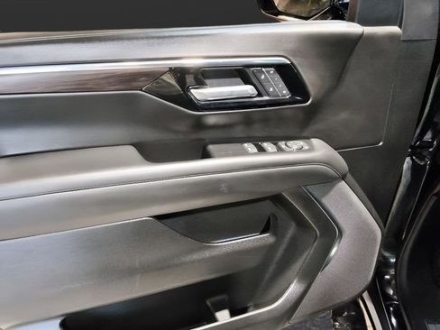 Used 2025 Chevrolet Suburban Z71 image 13