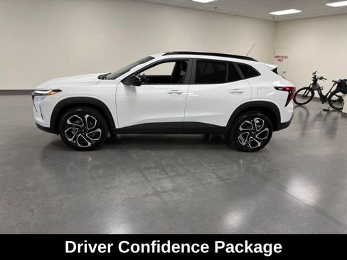 Used 2025 Chevrolet Trax RS w/ Driver Confidence Package FWD image 4
