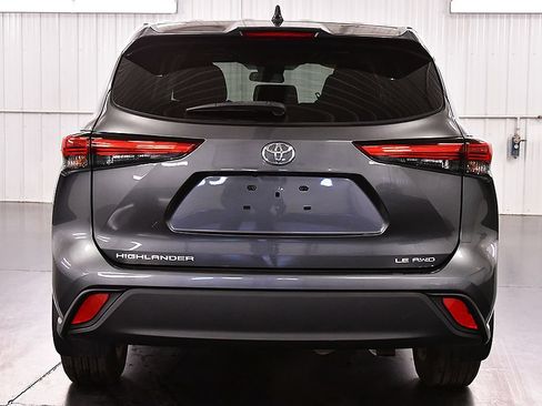 Used 2023 Toyota Highlander LE AWD/4WD image 7