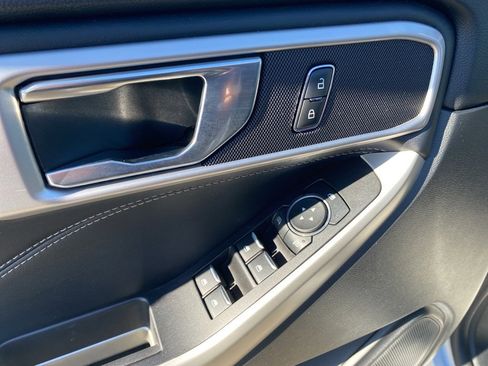 Used 2021 Ford Explorer XLT image 27