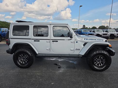 Used 2024 Jeep Wrangler Unlimited Rubicon AWD/4WD image 8