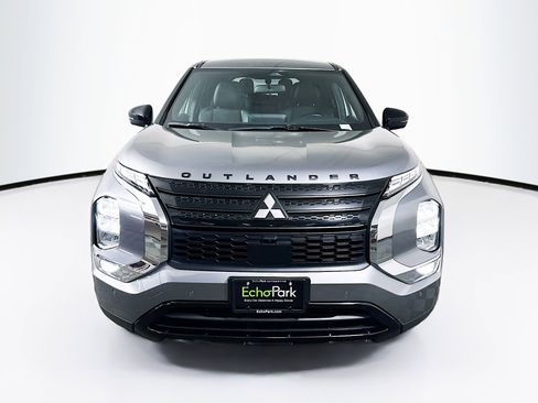 Used 2024 Mitsubishi Outlander SE image 2