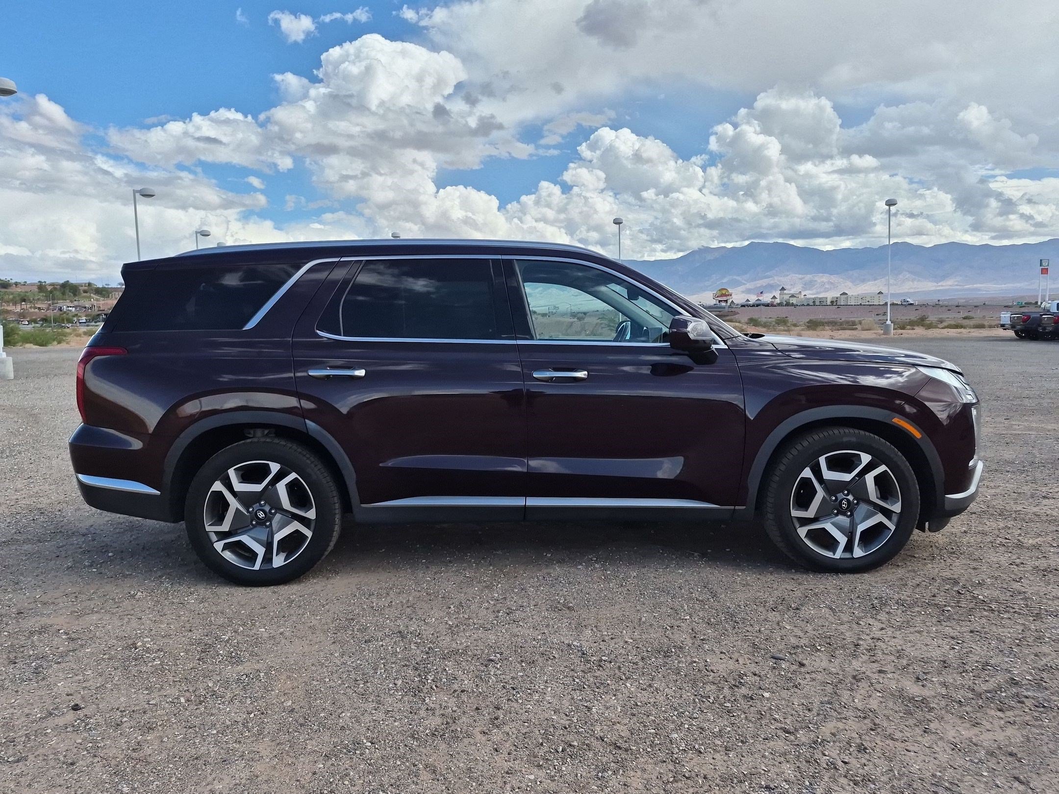 Used 2024 Hyundai Palisade Limited FWD image 2