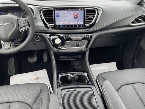 New 2026 Chrysler Pacifica Limited w/ Uconnect Theater Family Group FWD image 12