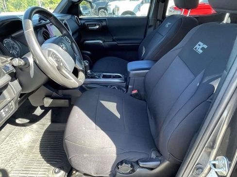 Used 2019 Toyota Tacoma TRD Off-Road w/ Technology Package AWD/4WD image 15