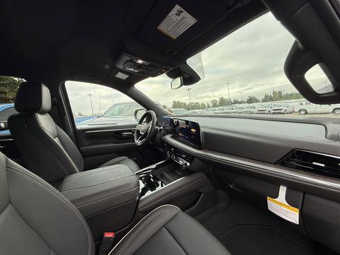 New 2025 Chevrolet Suburban Premier image 8