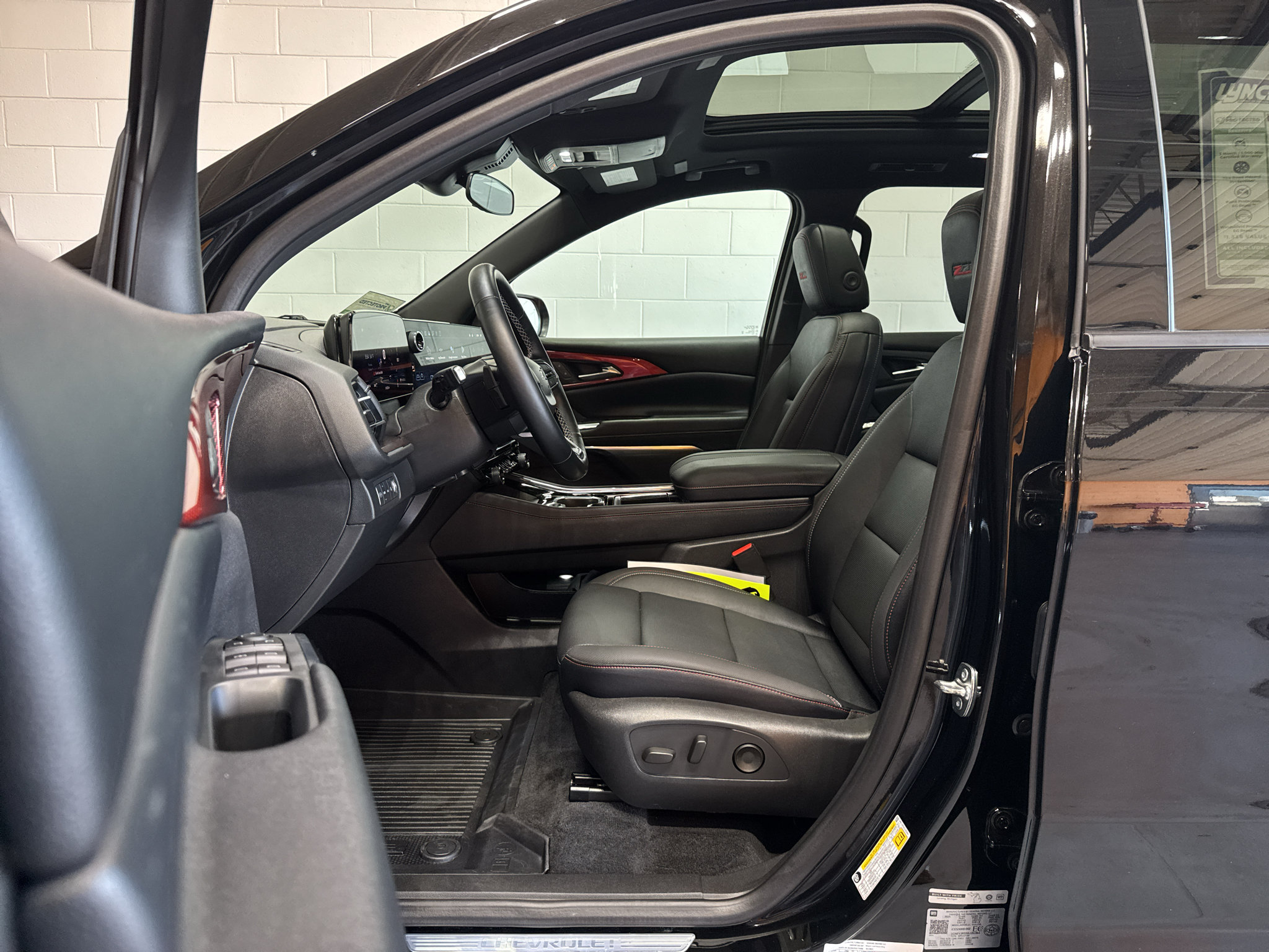 Used 2025 Chevrolet Traverse Z71 w/ LPO, Floor Liner Package AWD/4WD image 15