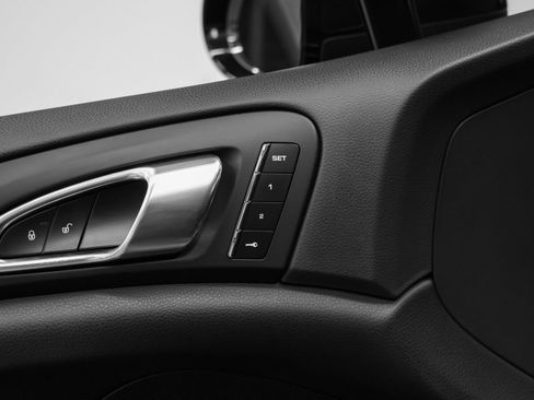 Certified 2018 Porsche Cayenne Platinum Edition image 29