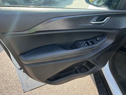 Used 2025 Jeep Grand Cherokee L Altitude AWD/4WD image 14