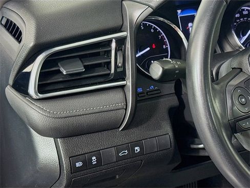 Used 2018 Toyota Camry SE image 18