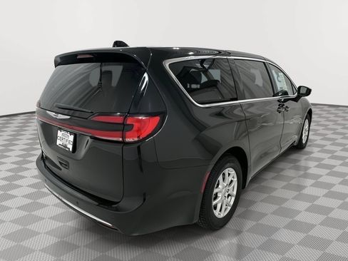 Used 2023 Chrysler Pacifica Touring-L FWD image 5