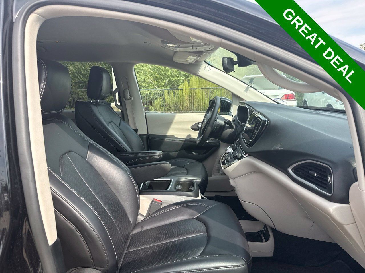 Used 2024 Chrysler Pacifica Touring-L FWD image 8