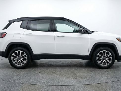 Used 2025 Jeep Compass Trailhawk image 11