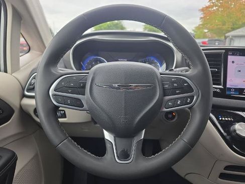 Used 2024 Chrysler Pacifica Touring-L FWD image 21