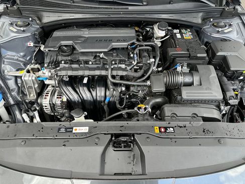 Certified 2025 Hyundai Elantra SE FWD image 10