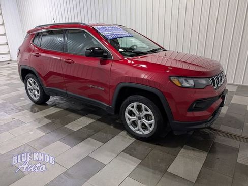 Used 2025 Jeep Compass Latitude AWD/4WD image 5