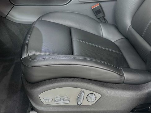 Certified 2026 Porsche Macan AWD/4WD image 12