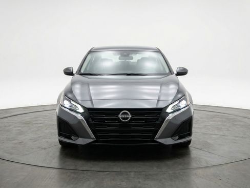 Used 2025 Nissan Altima 2.5 SV FWD image 2