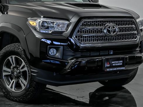 Used 2017 Toyota Tacoma TRD Sport w/ Tow Package (A/T) AWD/4WD image 2