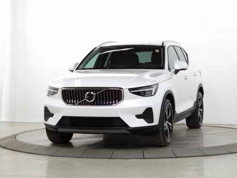 Certified 2025 Volvo XC40 B5 Core image 3