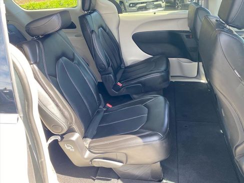 Used 2024 Chrysler Pacifica Touring-L AWD/4WD image 23