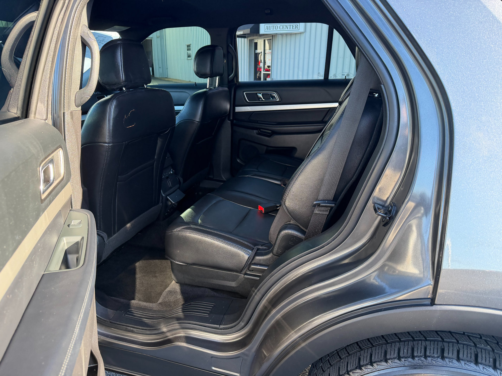 Used 2017 Ford Explorer XLT w/ Equipment Group 202A AWD/4WD image 5