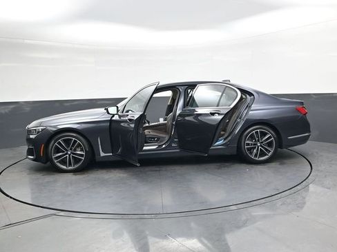 Used 2020 BMW 750i xDrive image 40