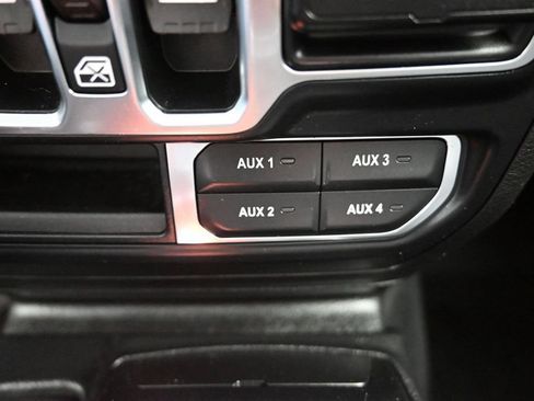 Used 2020 Jeep Gladiator Overland AWD/4WD image 23