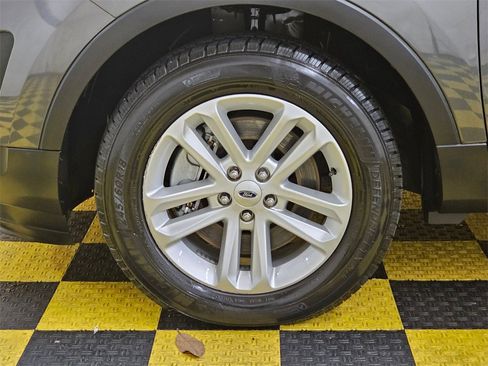Used 2017 Ford Explorer XLT w/ Equipment Group 202A image 9