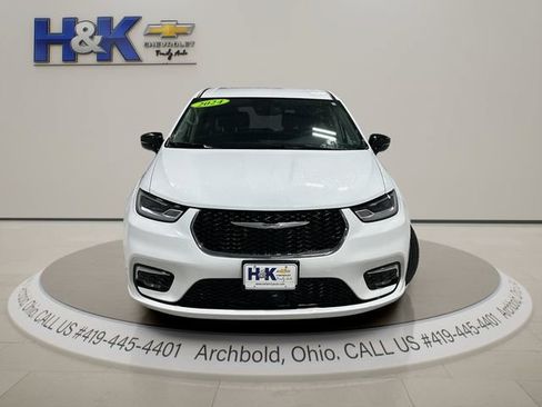 Used 2024 Chrysler Pacifica Touring-L FWD image 2