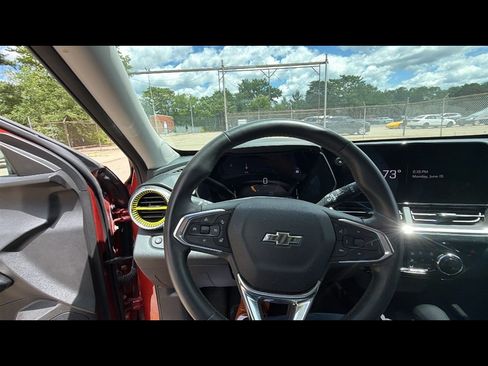Used 2024 Chevrolet Trax ACTIV w/ Sunroof Package FWD image 11