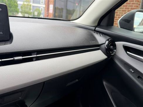 Used 2019 Toyota Yaris L FWD image 38