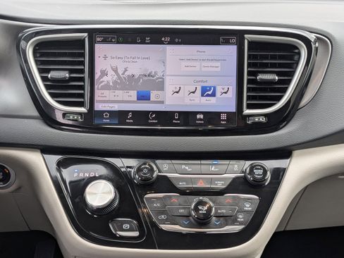 Used 2023 Chrysler Pacifica Touring-L image 23