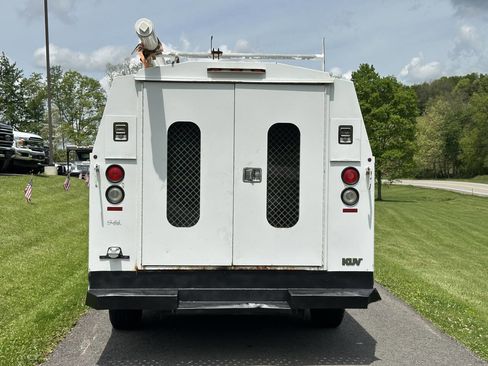 Used 2011 Ford E-350 and Econoline 350 Super Duty w/ Class I Trailer Tow Pkg RWD image 4